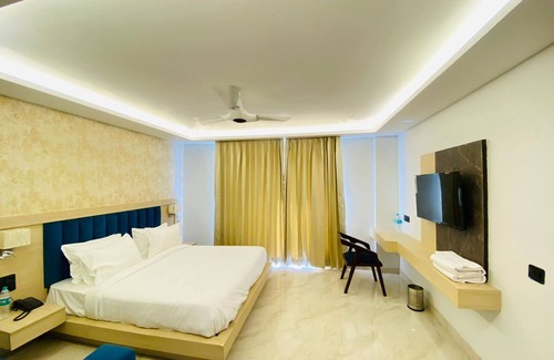 Knowledge Park III Hotel | Hotel Holiday Grand Near Expo Mart