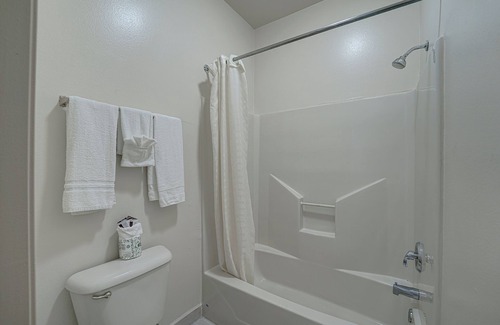 Port Isabel Hotel | Hotel in Downtown Port Isabel Room with AC, WiFi, Refrigerator, Microwave & Pool