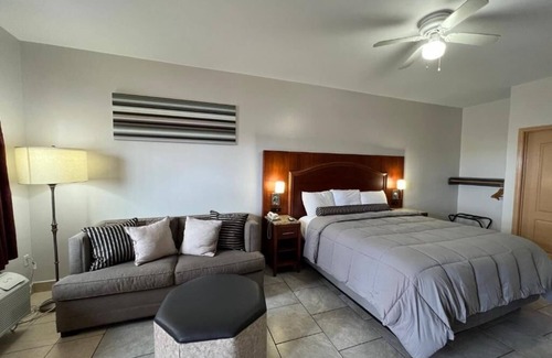 Port Isabel Hotel | Hotel in Downtown Port Isabel Room with AC, WiFi, Refrigerator, Microwave & Pool