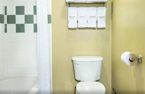Grimsby Hotel | Hotel in Grimsby - Comfortable Stay Near Niagara Falls with Free Breakfast