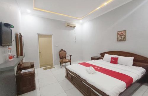 Pekalongan Hotel | Hotel Istana Syariah Pekalongan by Hello Room