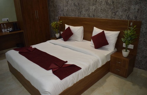 IMT Manesar Hotel | hotel jps palm inn