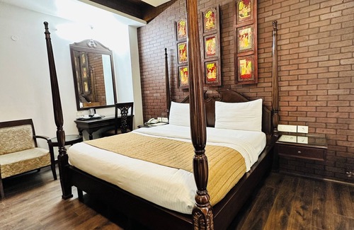 Rajouri Garden Hotel | Hotel Lavish IN- Rajouri Garden