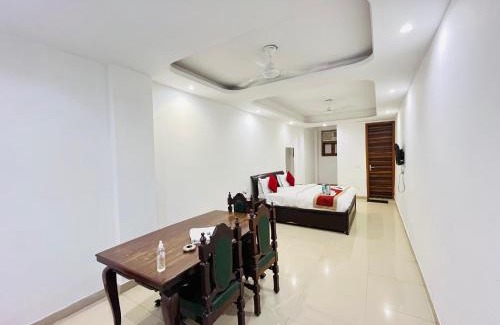 Chittaranjan Hotel | Hotel Lotus Villa - Near Nehru Enclave Metro Station