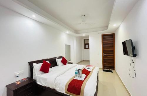 Chittaranjan Hotel | Hotel Lotus Villa - Near Nehru Enclave Metro Station