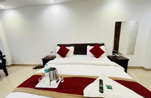Chittaranjan Hotel | Hotel Lotus Villa - Near Nehru Enclave Metro Station
