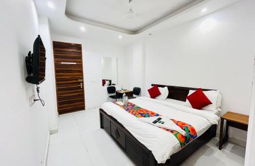 Chittaranjan Hotel | Hotel Lotus Villa - Near Nehru Enclave Metro Station