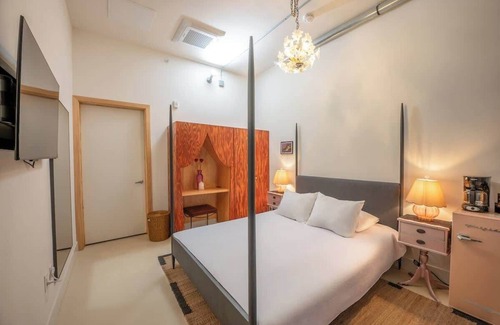 Logan Heights Hotel | Hotel Narcissus - Room 1