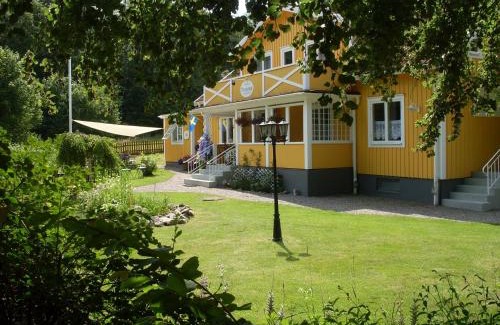 Stenbrohult House | Hotel & Pensionat Björkelund