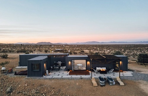 Joshua Tree House | Hotel Reset prototype. 9 secluded acres.Art Gallery.Dark Skies.Hot tub. Aliens.