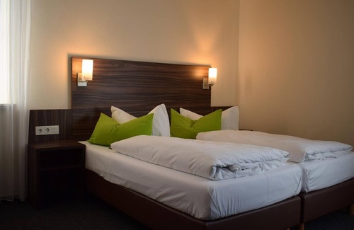 Seelbach-Schutter House | Hotel-Restaurant Zum Stern - double room shower/toilet