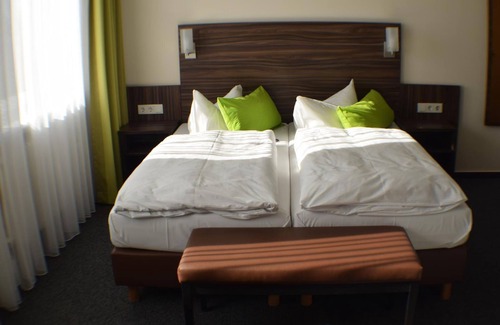 Seelbach-Schutter House | Hotel-Restaurant Zum Stern - double room shower/toilet