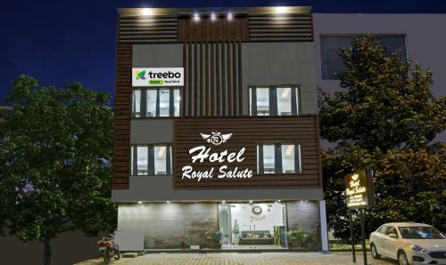 Dera Bassi Hotel | Hotel Royal Salute Near Paras Downtown Square Mall Chandigarh Zirakpur