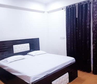 Dwarka Bed & Breakfast | Hotel Satguru In Dwarka More