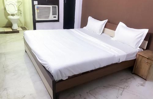 Dwarka Bed & Breakfast | Hotel Satguru In Dwarka More