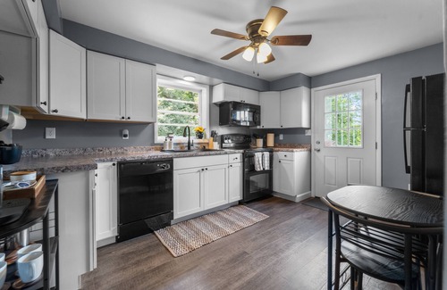 Linden House | 🔥 Hottub + 🐕 friendly + 🏔️ view + Skyline Dr + Wineries