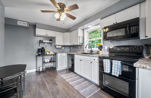 Linden House | 🔥 Hottub + 🐕 friendly + 🏔️ view + Skyline Dr + Wineries