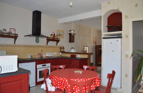 La Chatre House | House : 100m²(meublé de tourisme:3 *), 200m from center .4G. Enclosed courtyard:200m