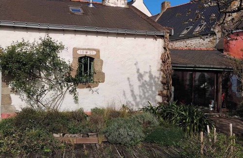 Saint-Gildas-de-Rhuys House | House 1827, walking distance to the beach, 3 people