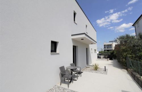 Basanija House | House Andrej, Entire semi-detached house with a terrace, parking, 400 m from beach