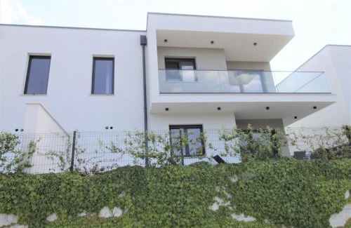 Basanija House | House Andrej, Entire semi-detached house with a terrace, parking, 400 m from beach