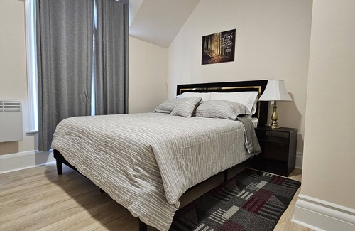 Summerside Cabin | House bed and breakfast type. Can be family or single travelers
