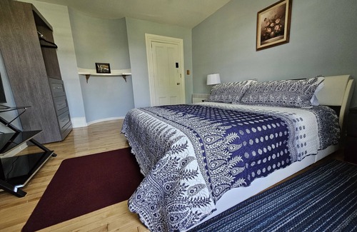 Summerside Cabin | House bed and breakfast type. Can be family or single travelers