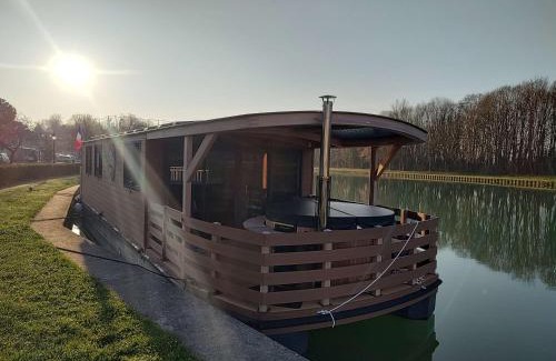Mareuil-sur-Ay Boat Rental | House Boat avec SPA naviguant en Champagne