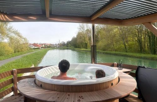 Mareuil-sur-Ay Boat Rental | House Boat avec SPA naviguant en Champagne