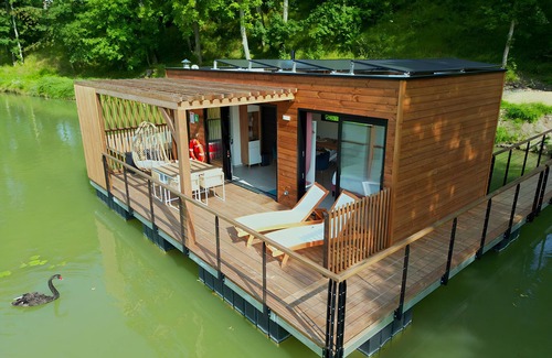Sainte-Gemme Boat Rental | House Boat 'L'Õdacieuse : Écolodge Flottant Et Unique' with Lake View, Terrace and Air Conditioning