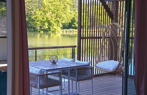 Sainte-Gemme Boat Rental | House Boat 'L'Õdacieuse : Écolodge Flottant Et Unique' with Lake View, Terrace and Air Conditioning