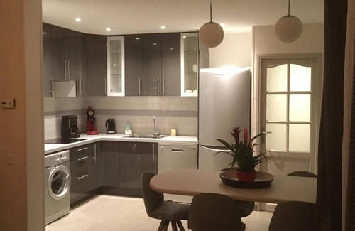 Mezieres-sur-Seine House | House downtown, calm, warm, with small private garden.