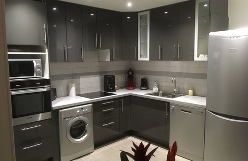 Mezieres-sur-Seine House | House downtown, calm, warm, with small private garden.