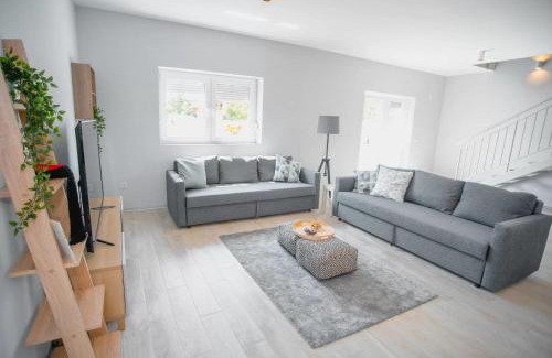 Lovinac House | House Evermore 5