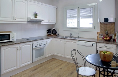 Palafolls Ski Chalet | House for 8 people, community garden and pool, private barbecue, free Wi-Fi and air conditioning in the living room. Near the beach of the Costa Brava and Costa Barcelona. Vivalidays Pinell.
