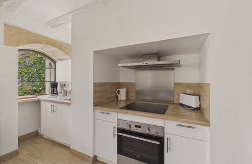 Saint-Leon-sur-Vezere House | House for 5 with outdoor courtyard in the center