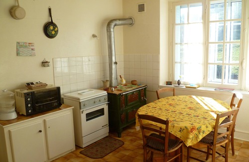 Egliseneuve-d'Entraigues House | HOUSE OF 100 M2 ON TOTAL BASE. FENCED GARDEN OF 700M2