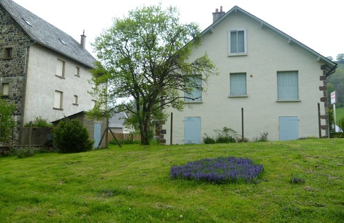 Egliseneuve-d'Entraigues House | HOUSE OF 100 M2 ON TOTAL BASE. FENCED GARDEN OF 700M2
