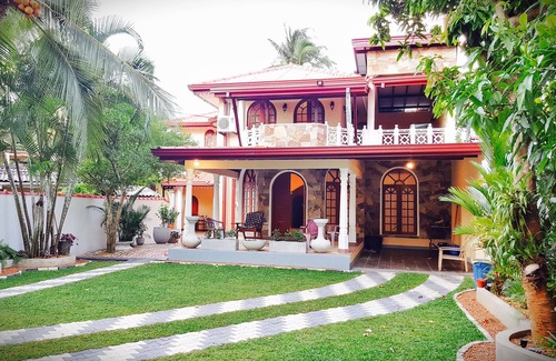 Aluthgama House | House, From 20 €, 8 per + 2.5Bathrooms. + 1.5km on the beach, Entire home rental