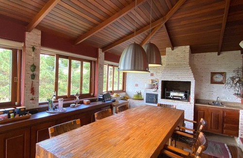 Campos do Jordao Cabin | House in a gated community, modern, cozy and well located.