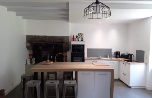 Ploneour-Lanvern House | House in a green setting in Land and Sea