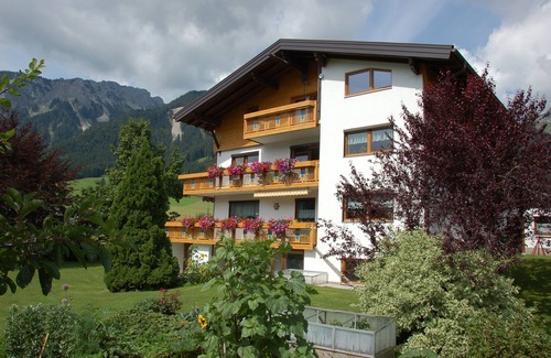 Hoefen Apartment | House in a quiet location with a large garden on the edge of the village near the Reutten cable cars