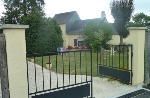 Le Lardin-Saint-Lazare House | House in small village very calm, cordial, close to the caves of Lascaux 4