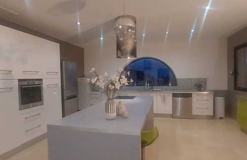 Saint-Chamas House | House in Provence, sleeps 8, with swimming pool and lovely view of pond.