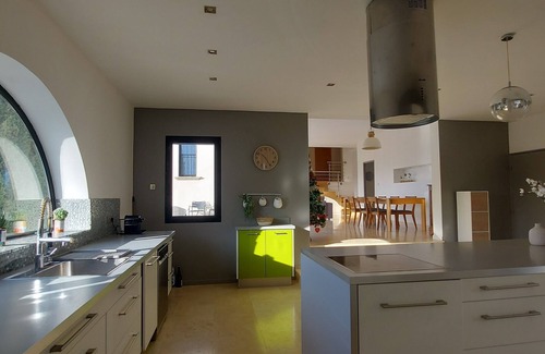 Saint-Chamas House | House in Provence, sleeps 8, with swimming pool and lovely view of pond.
