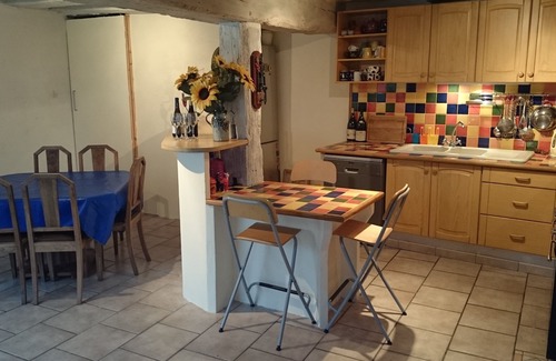 Crezancy-en-Sancerre House | house in the vineyards, 6/8 people, private heated swimming pool wifi, linen