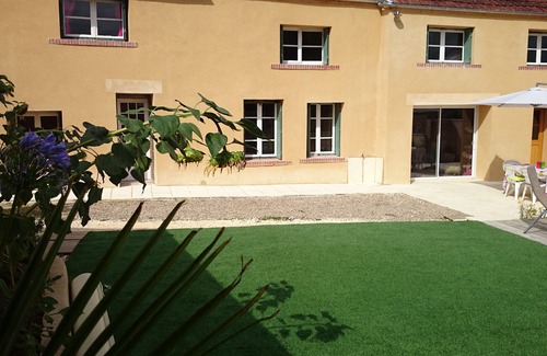 Crezancy-en-Sancerre House | house in the vineyards, 6/8 people, private heated swimming pool wifi, linen