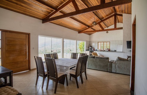 Jardim Brasil House | House in the hills with wonderful view, quiet and cozy place