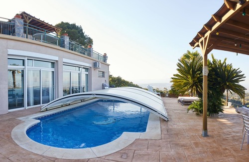 Sant Cugat del Valles Apartment | House in the mountains, with views and swimming pool, 15 min from Barcelona.
