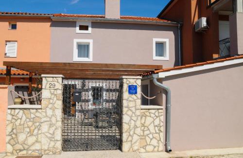 Skatari House | House Margerita